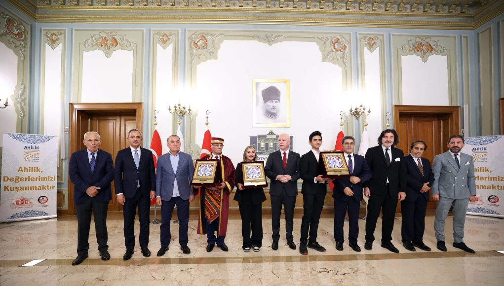 İLİN AHİSİ ŞED KUŞANDI